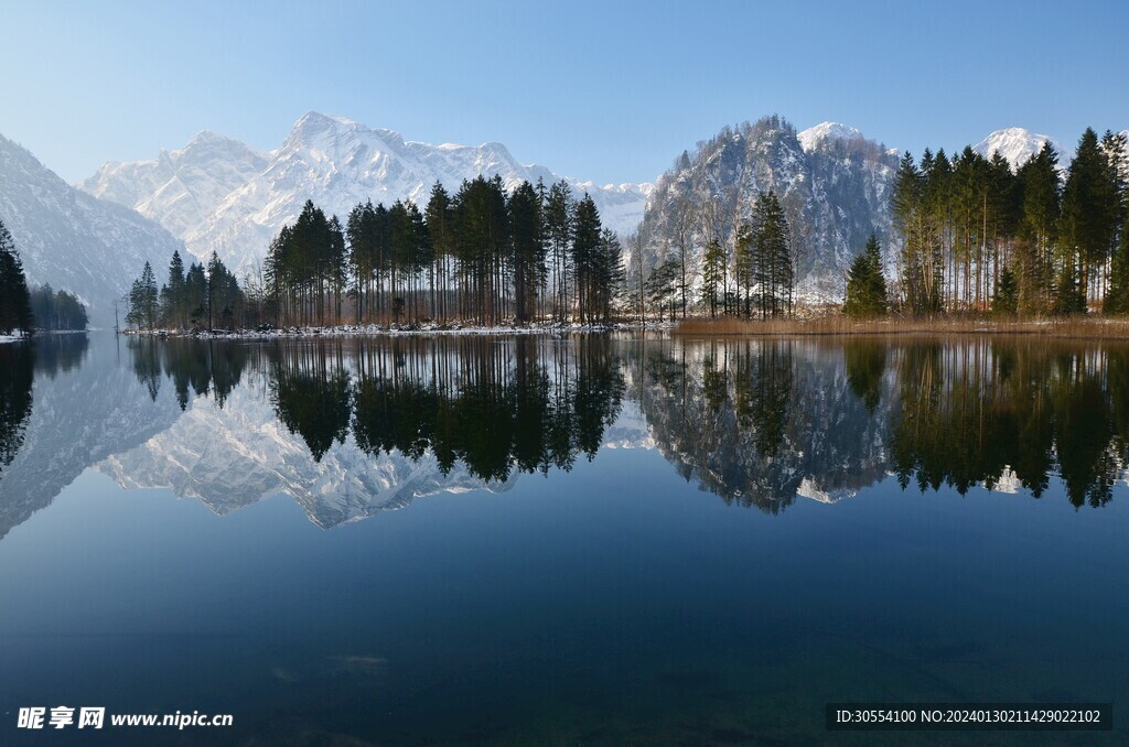 美丽湖泊山峰森林风景图片
