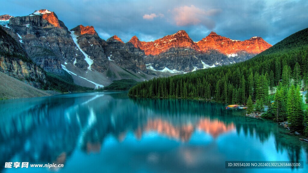 美丽湖泊山峰森林风景图片