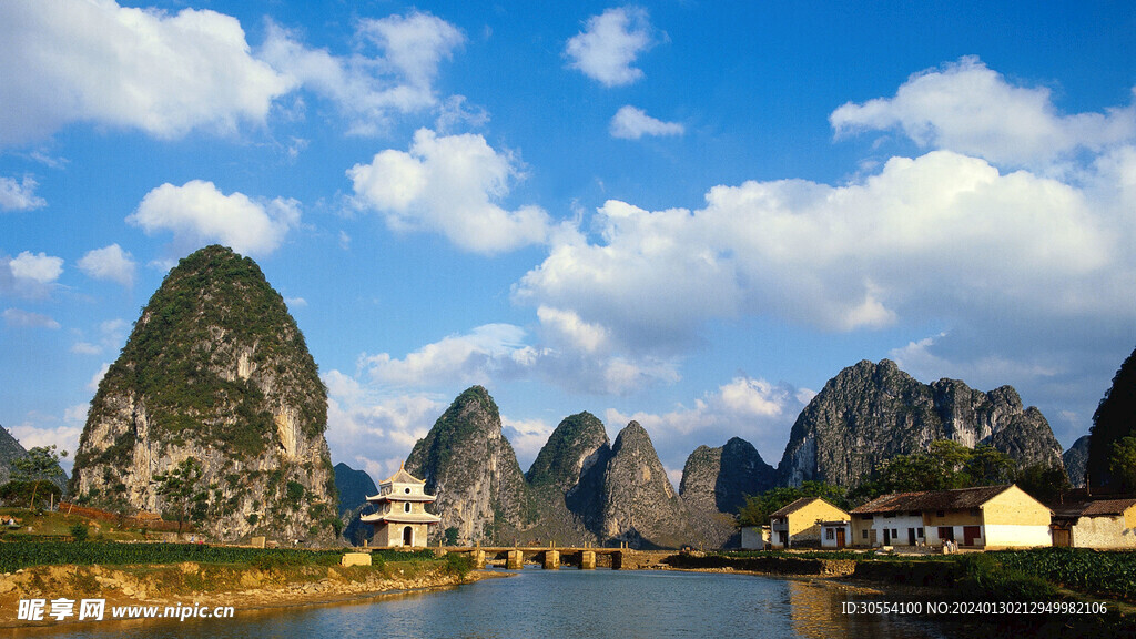 美丽湖泊山峰森林风景图片