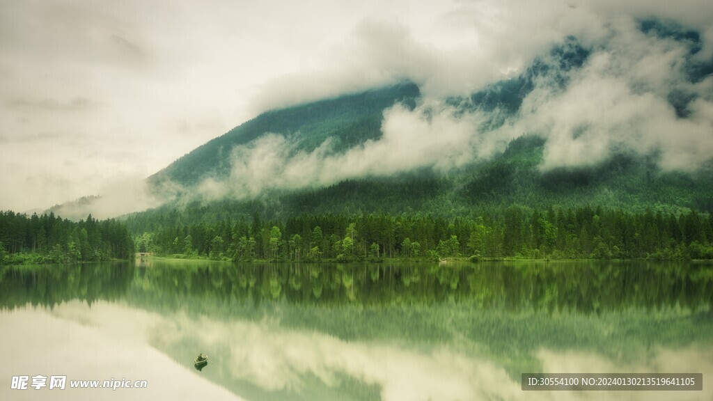 美丽湖泊山峰森林风景图片