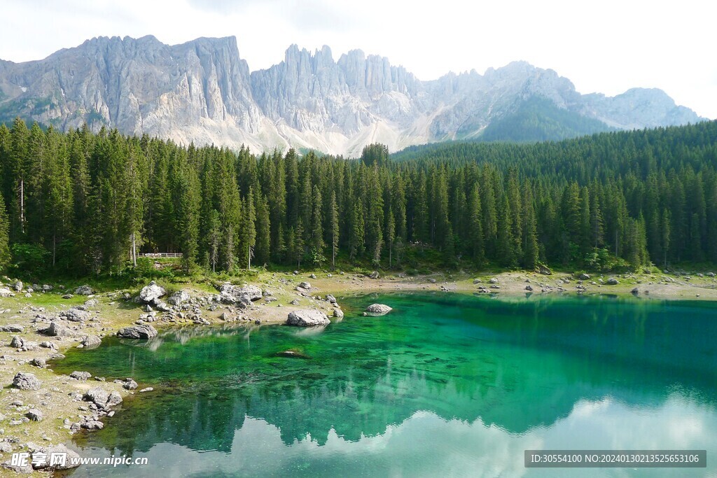 美丽湖泊山峰森林风景图片