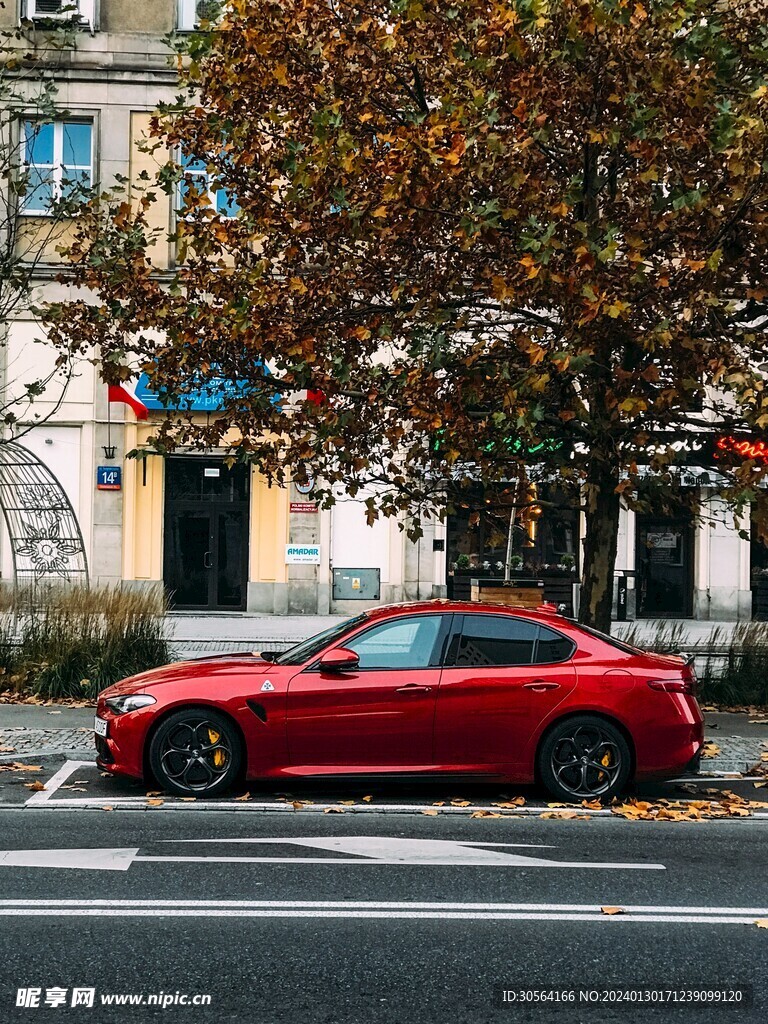 红色汽车