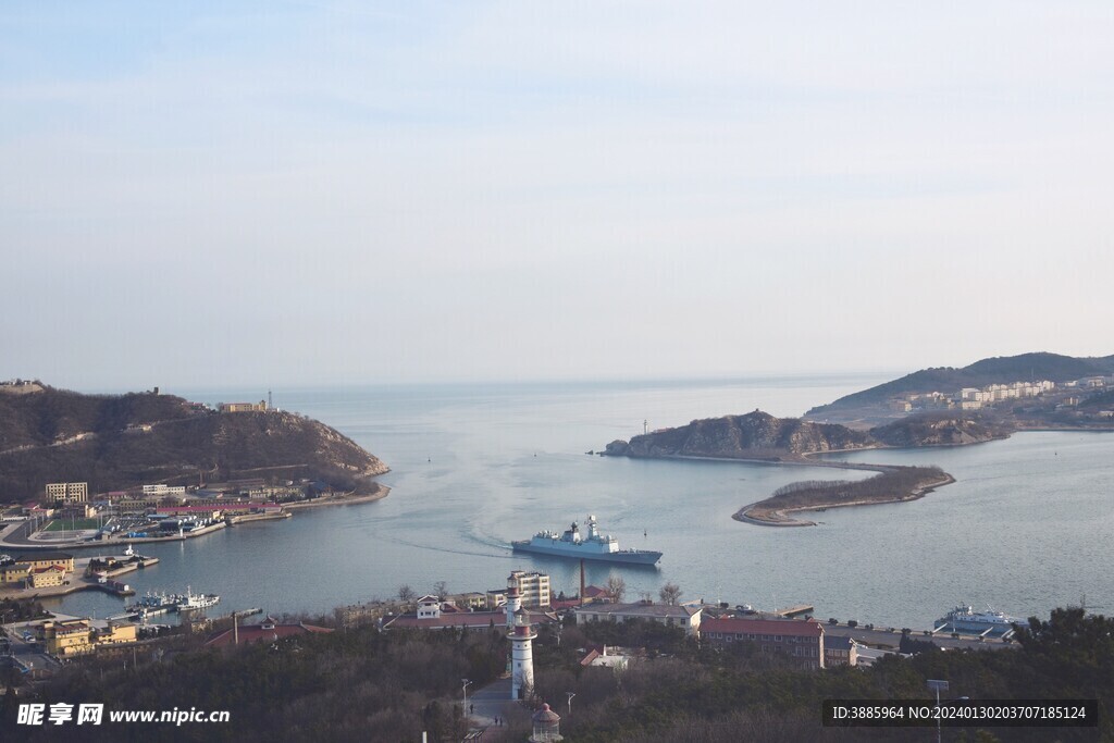 美丽湖泊山峰森林风景图片