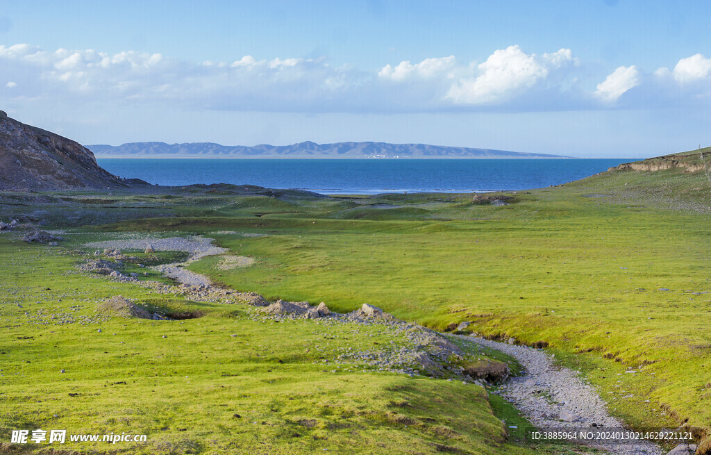 美丽湖泊山峰森林风景图片