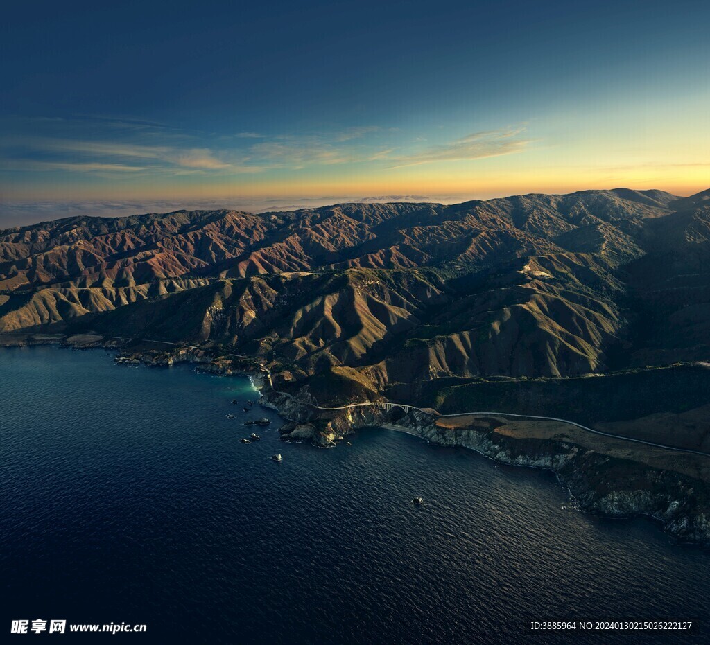 美丽湖泊山峰森林风景图片