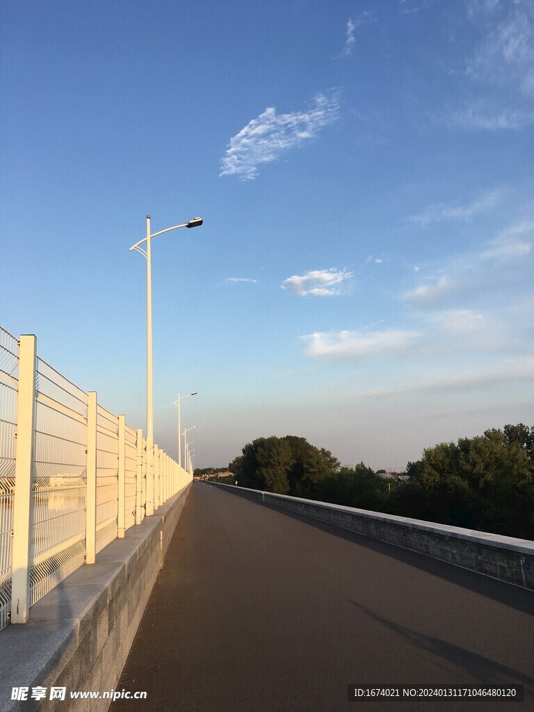 青龙湖水库大坝道路