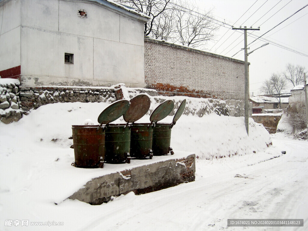 雪中垃圾桶