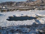 雪中河水