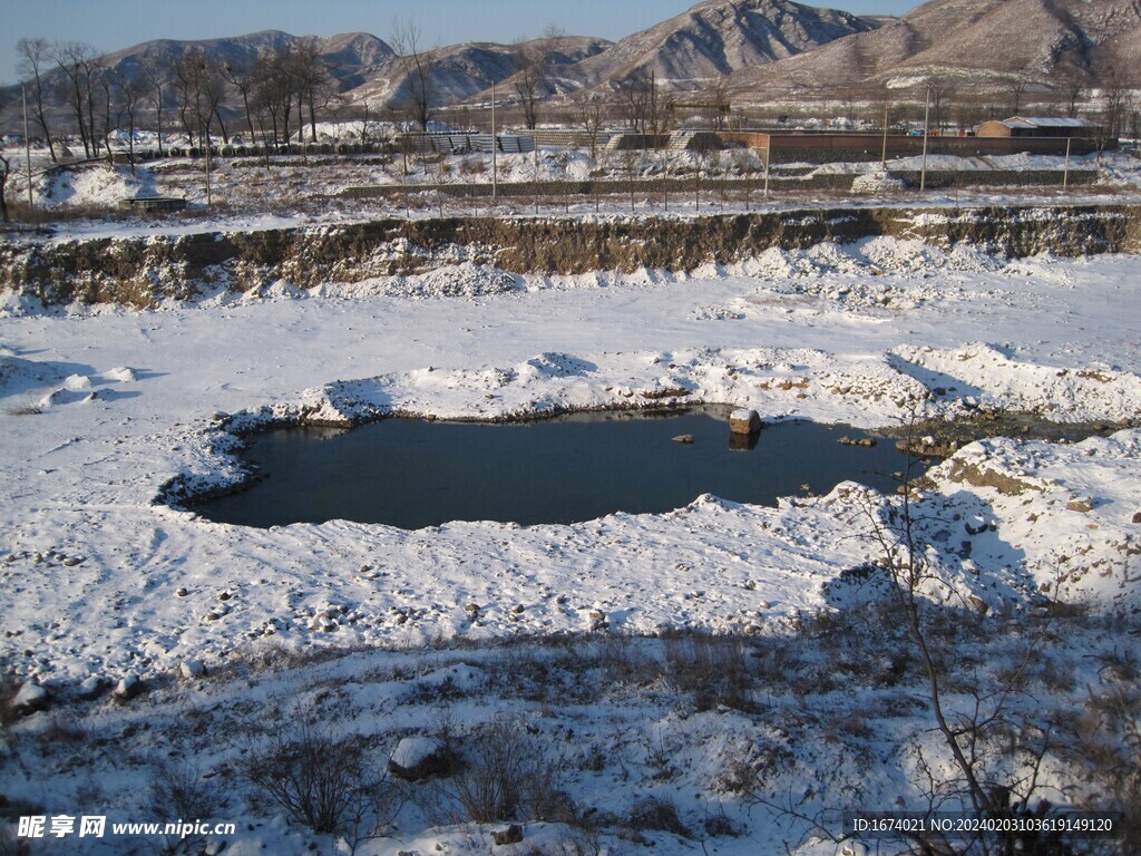 雪中河水