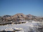 雪中远山