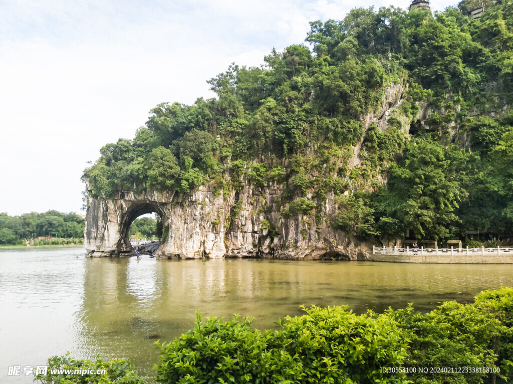 美丽湖泊山峰森林风景图片