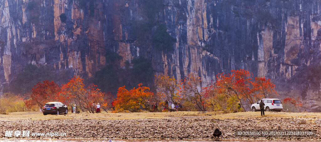 美丽湖泊山峰森林风景图片