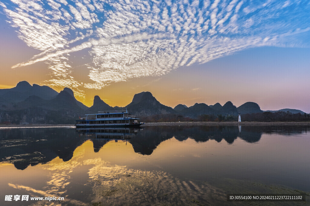 美丽湖泊山峰森林风景图片