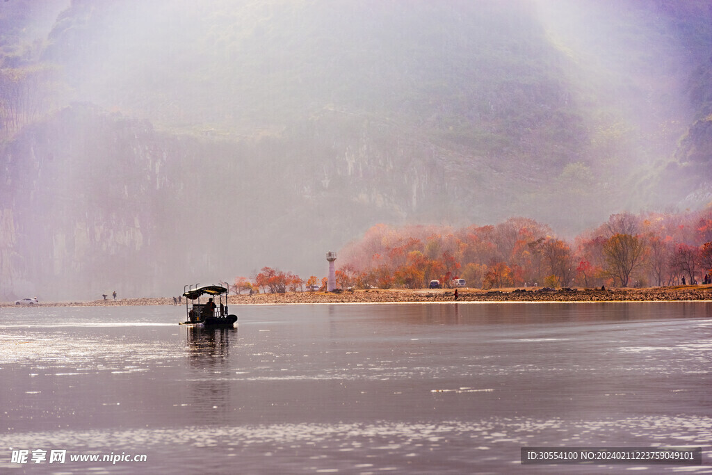 美丽湖泊山峰森林风景图片