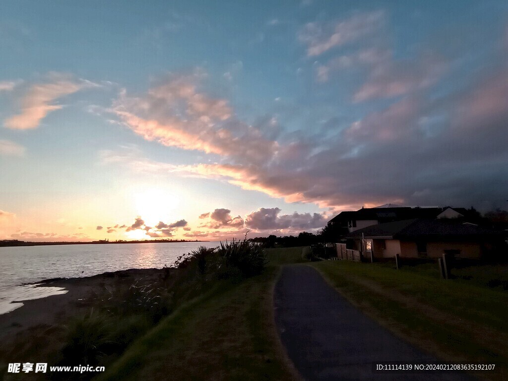 傍晚海滨小镇风景