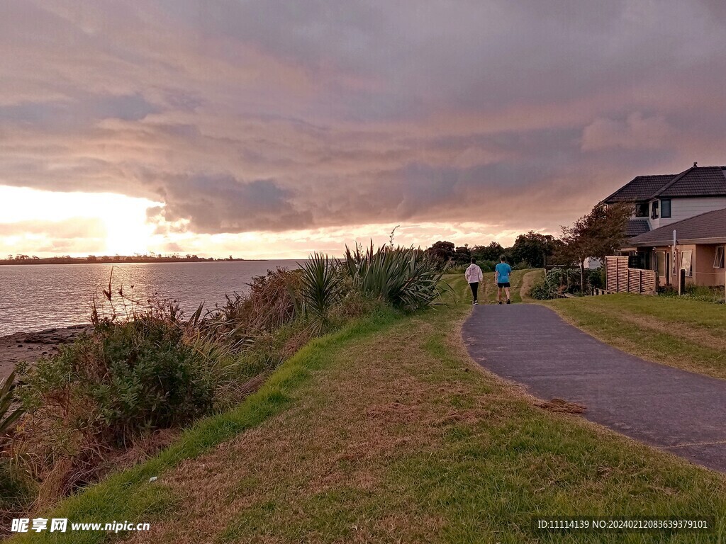傍晚海滨小镇风景