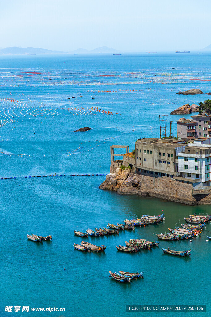 美丽湖泊山峰森林风景图片