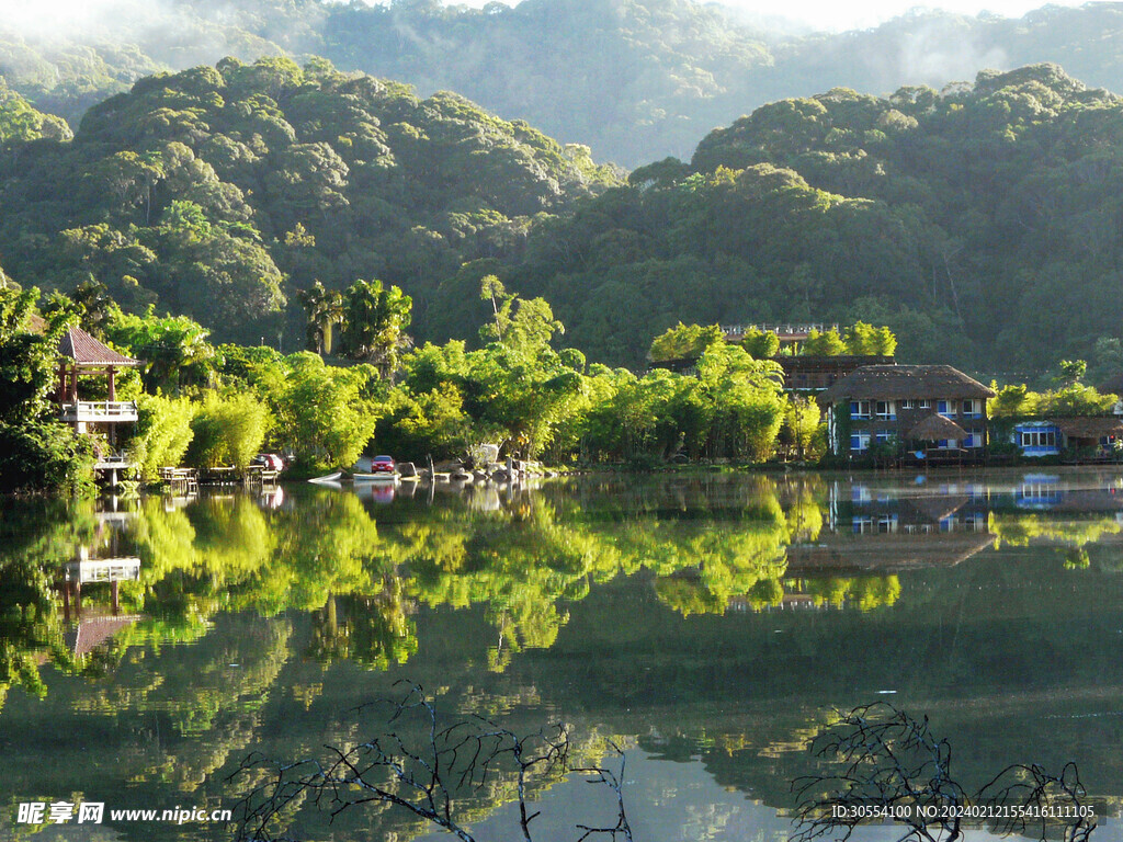 美丽湖泊山峰森林风景图片