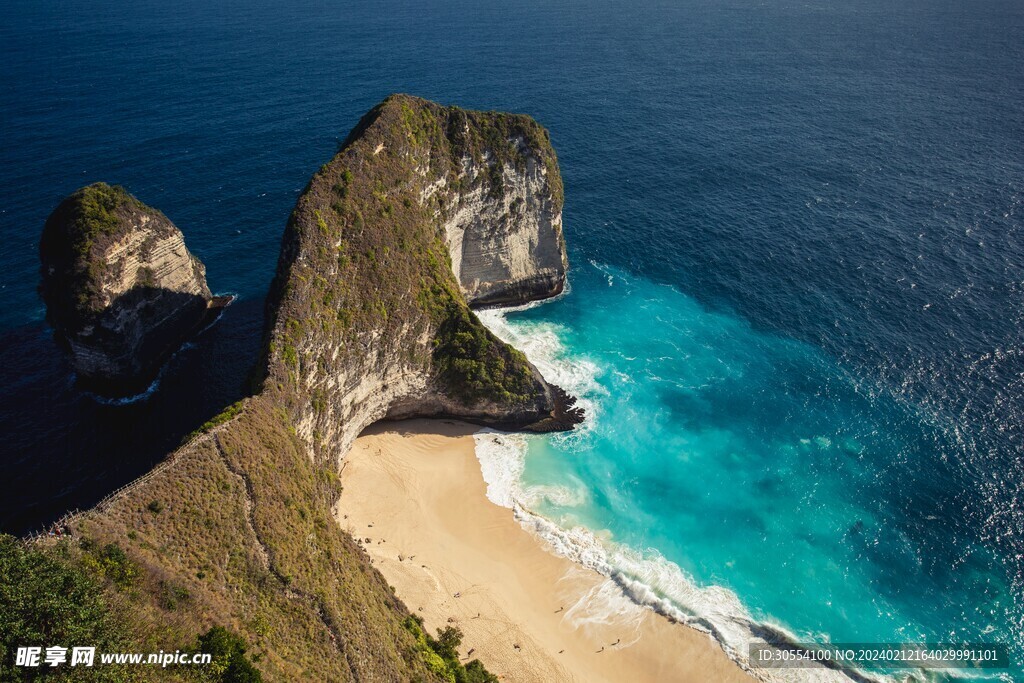 美丽湖泊山峰森林风景图片