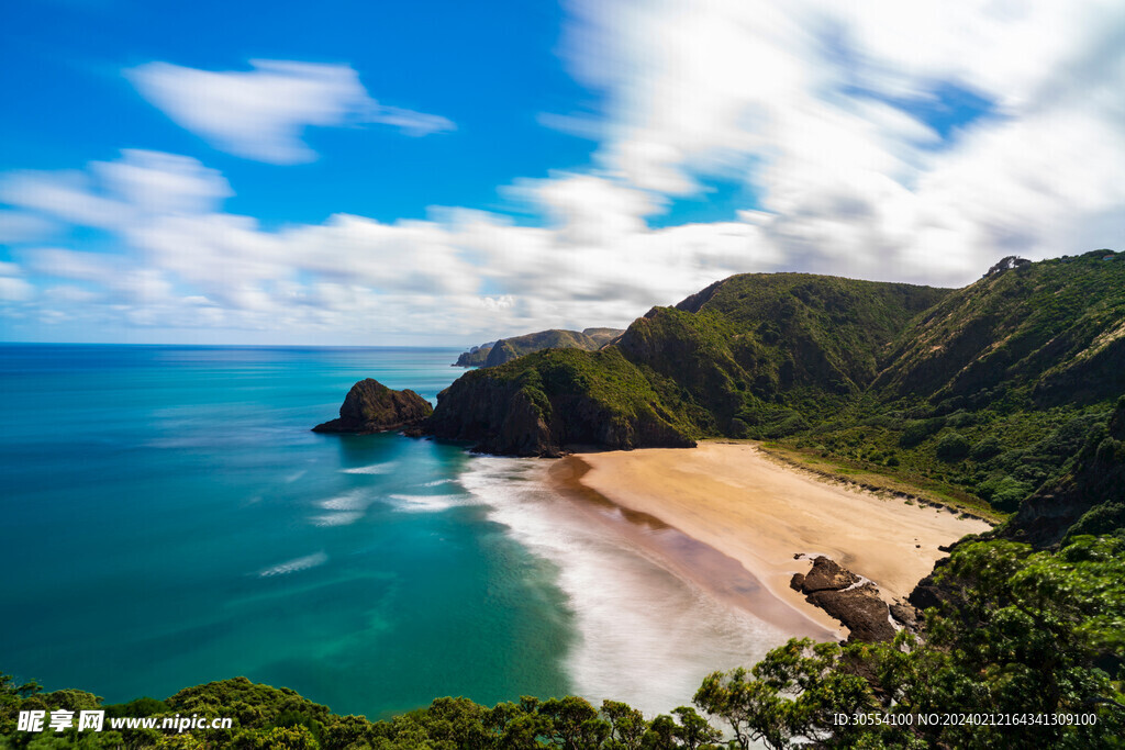 美丽湖泊山峰森林风景图片