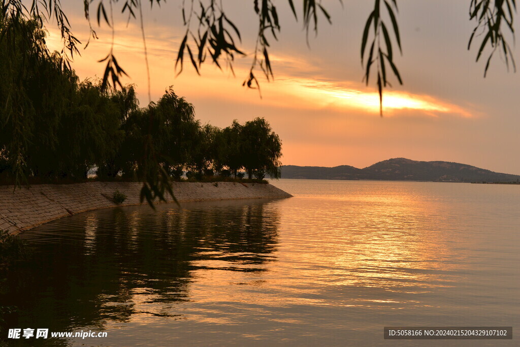 天湖夕照