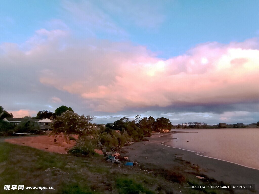 傍晚海滨小镇风景