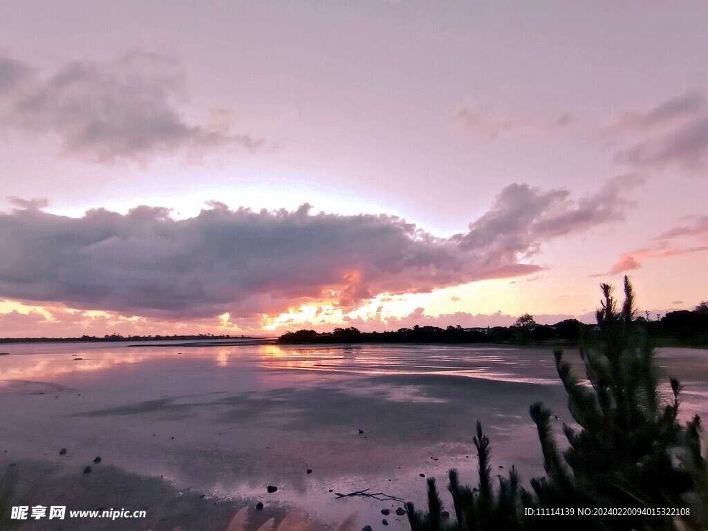 海滨小镇黄昏风景