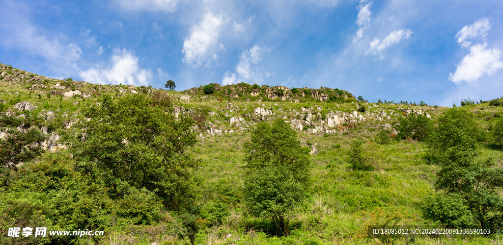 蓝天山峰