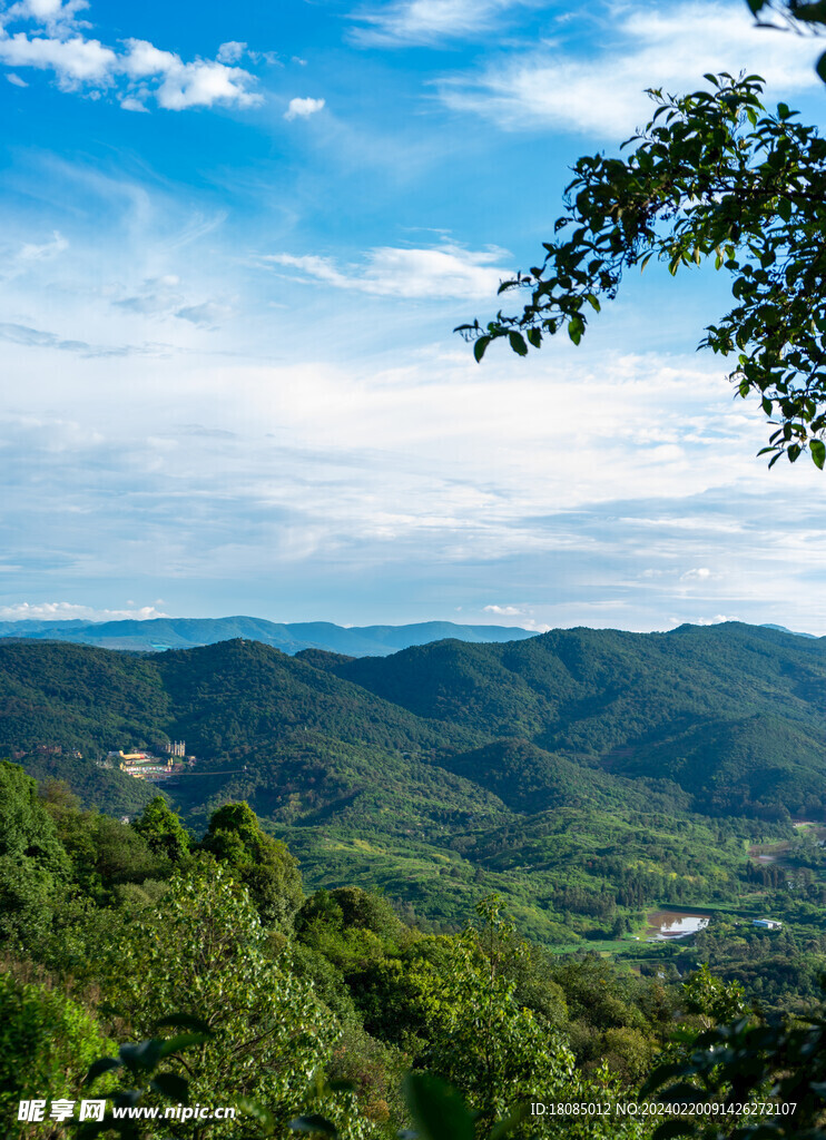 大山蓝天白云