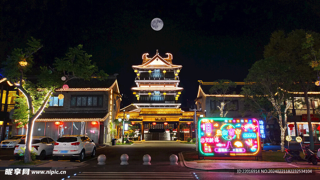 月夜下的城市街头