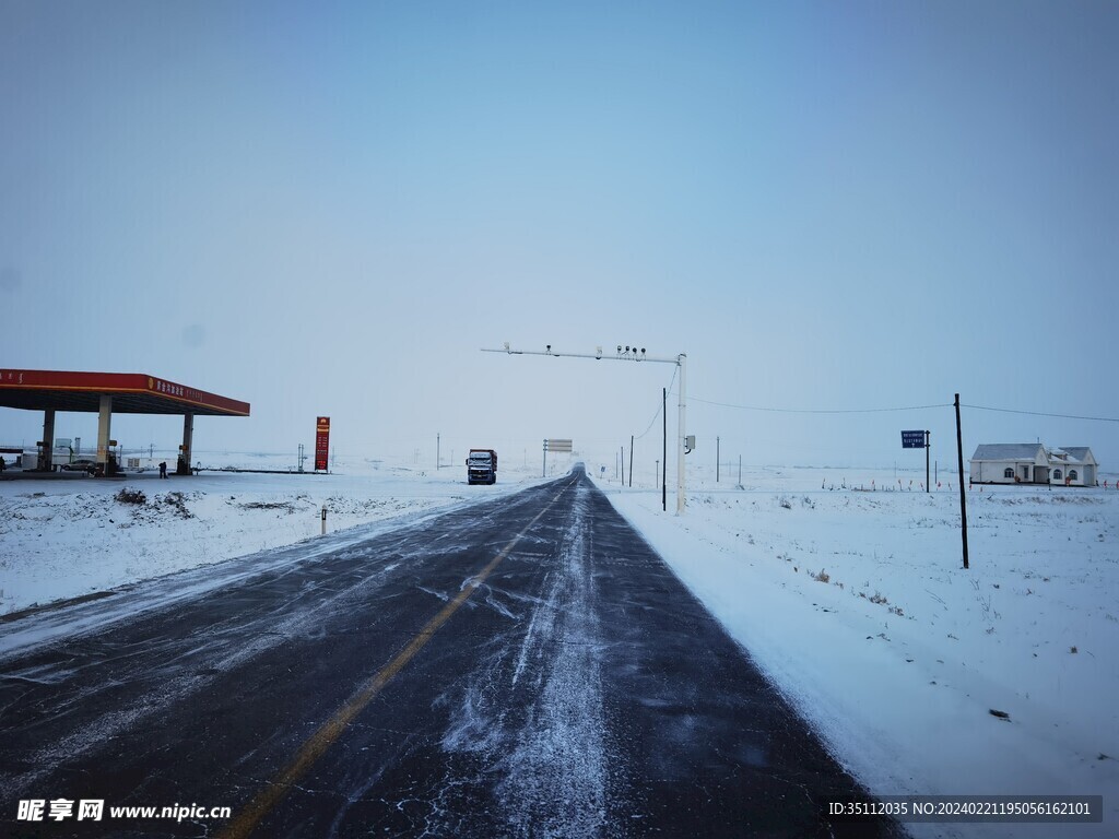 下雪公路旁的加油站