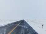 铺满雪的公路