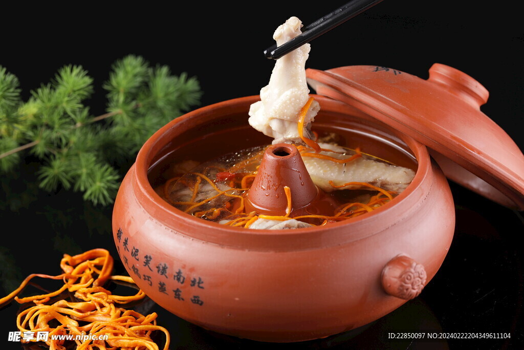 菌菇草鸡汤