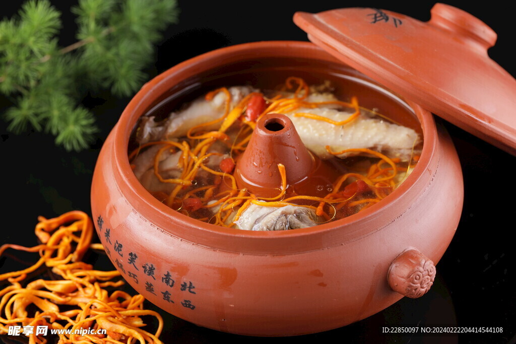 菌菇草鸡汤