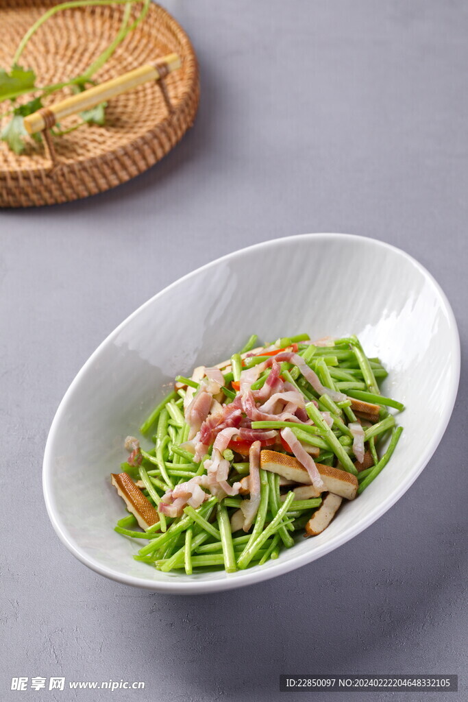 芦蒿香干咸肉丝