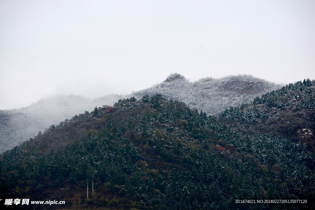 磁家务后山的雪