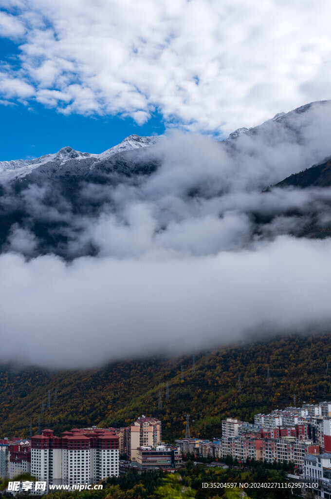 雪山下的康定城