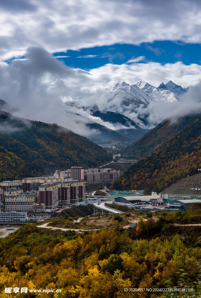 雪山下的康定城