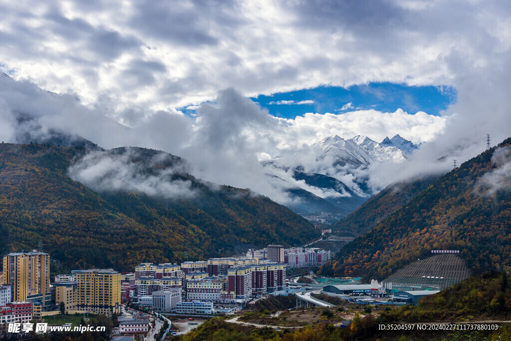 雪山下的康定城