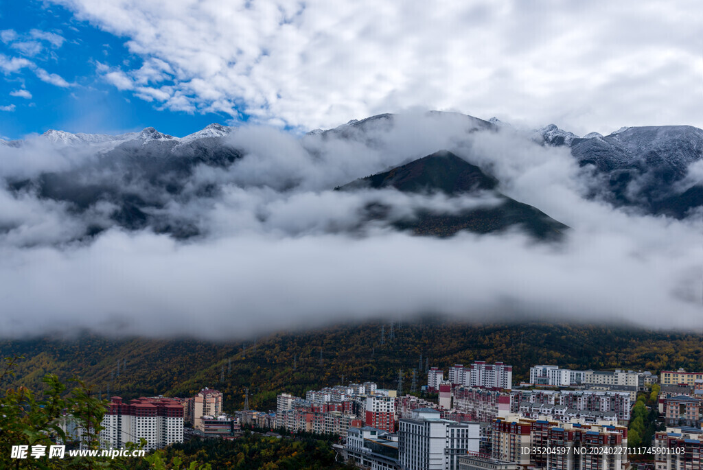 雪山下的康定城