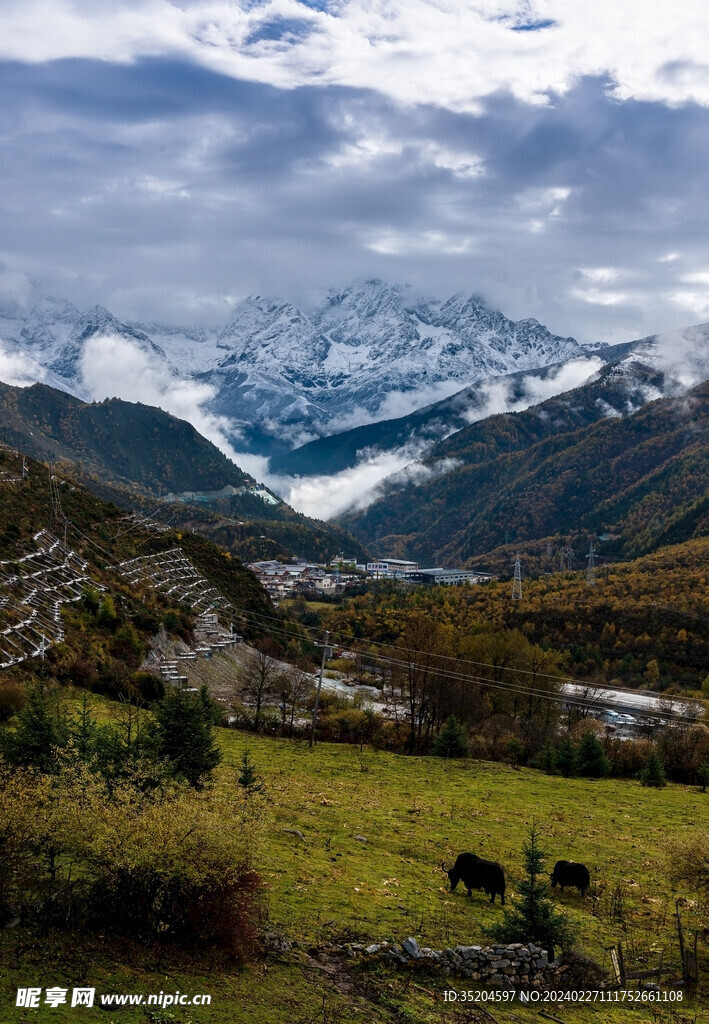 雪山下的康定城