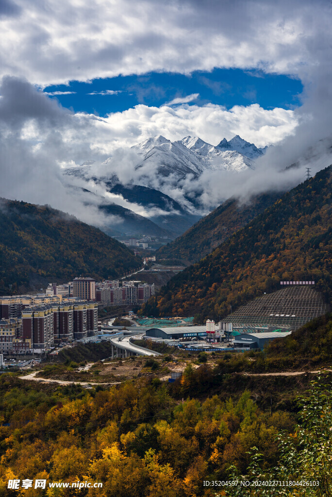 雪山下的康定城