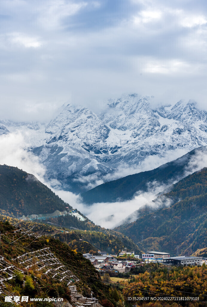 雪山下的康定城