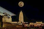 圆月下的建筑
