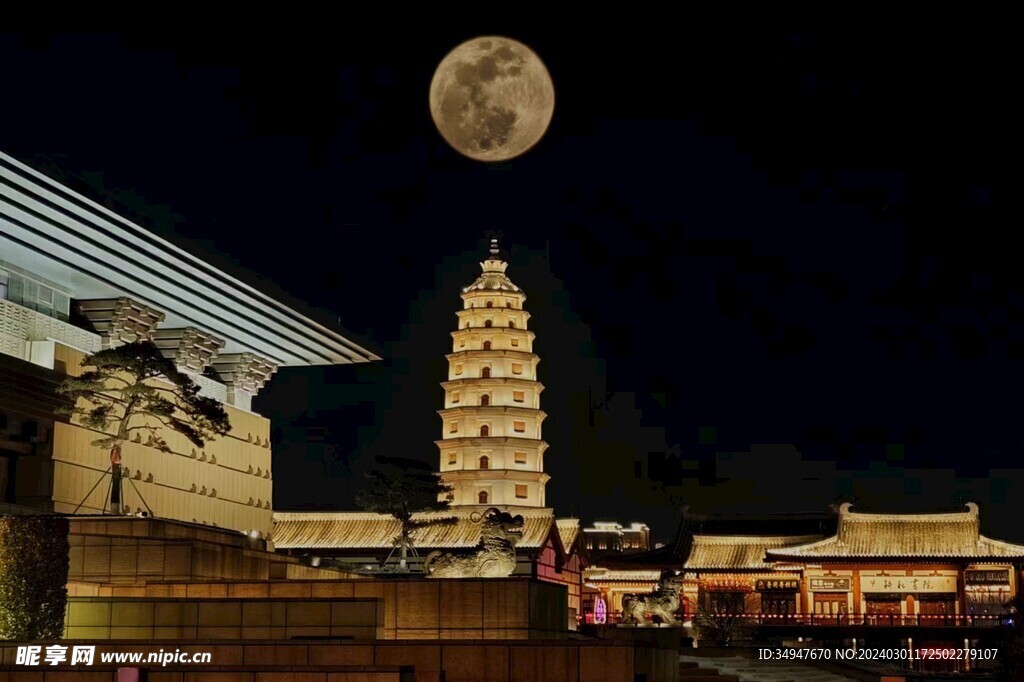 圆月下的建筑