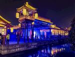 河岸古建筑夜景