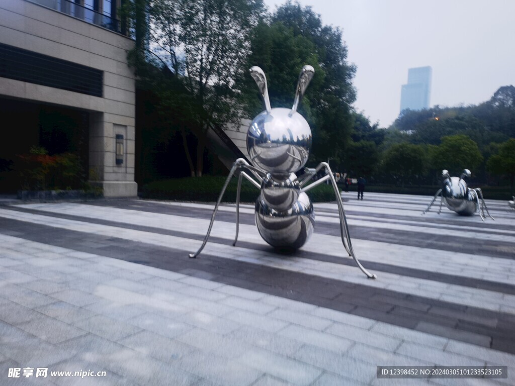 广场上的蚂蚁雕塑