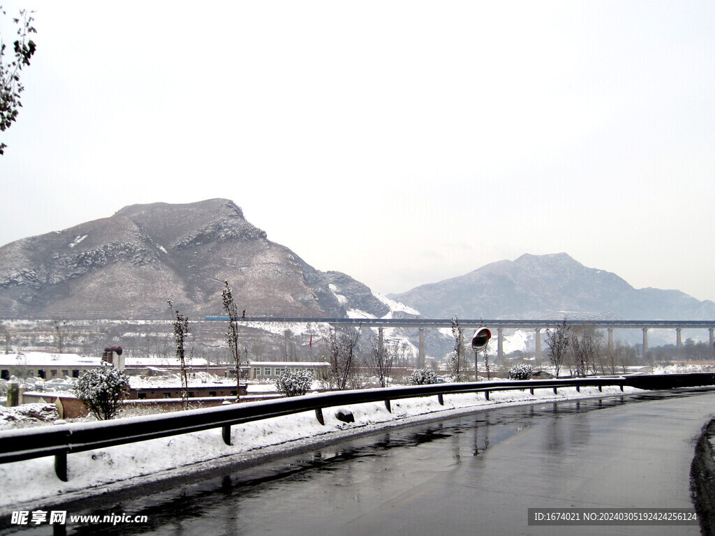 雪中道路