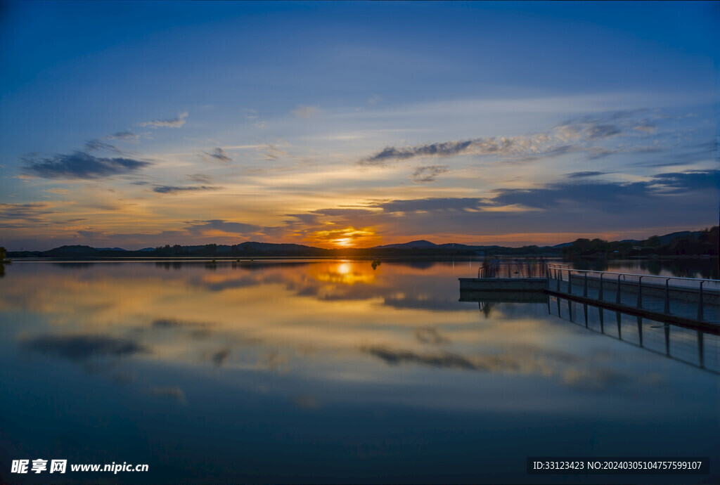 夕阳湖水