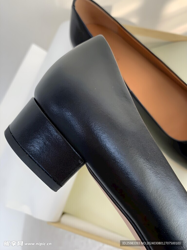 女式皮鞋